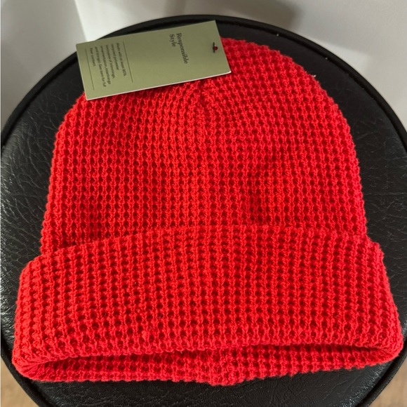 NWT Red Winter Hat unisex - Picture 2 of 3